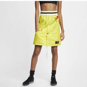 Nike Athletic Windbreaker Skirt w. Cargo Style. Medium. Yellow
